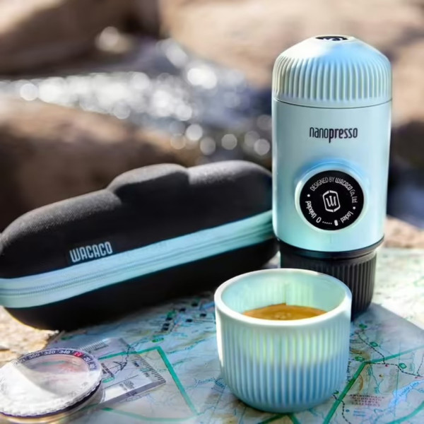 Портативна еспресо-кавоварка Wacaco Nanopresso блакитна з чохлом, механічна, для меленої кави