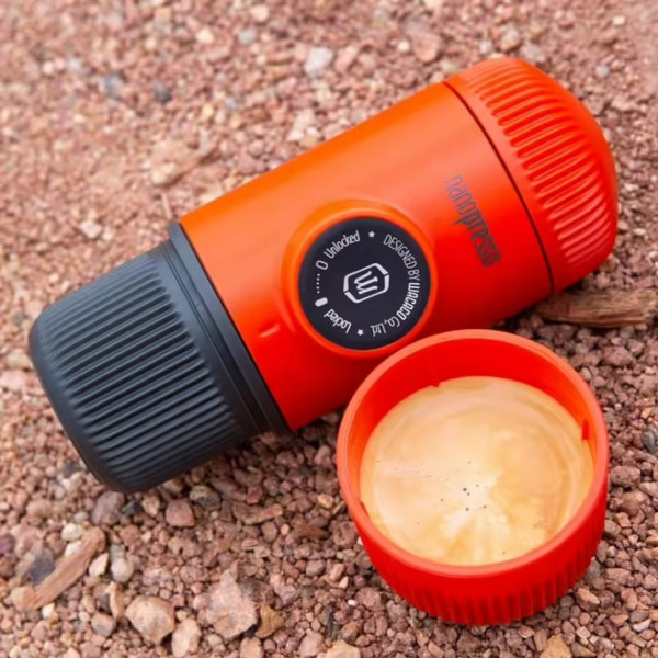 Портативна еспресо-кавоварка Wacaco Nanopresso червона з чохлом, механічна, для меленої кави